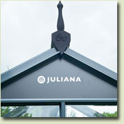 The triangular plate above the door lends the greenhouse additional stability and makes the JULIANA greenhouse recognizable even at a distance. 